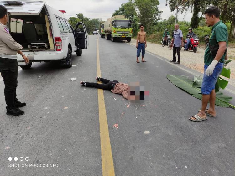 Digilas Fuso, Pemotor Terkapar di Tengah Jalan Yos Sudarso