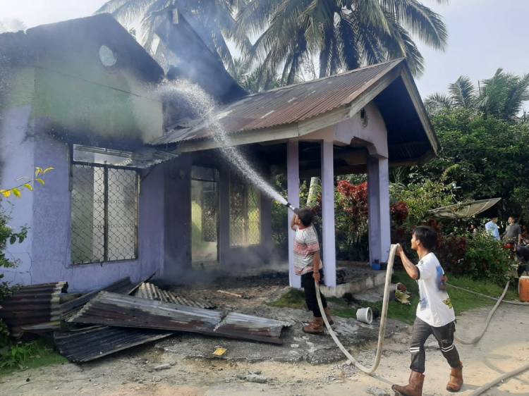 Anak Terlelap Tidur, Rumah Nyaris Rata Dilalap Sijago Merah