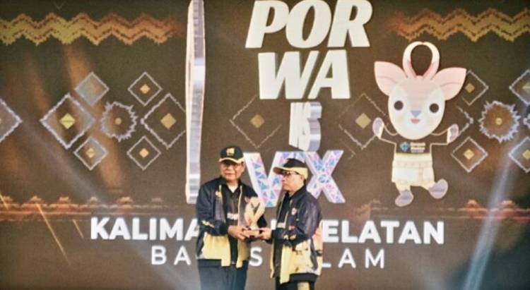 Ketum PWI Pusat Hendri Ch Bangun Serahkan Penghargaan ke Gubernur Kalsel