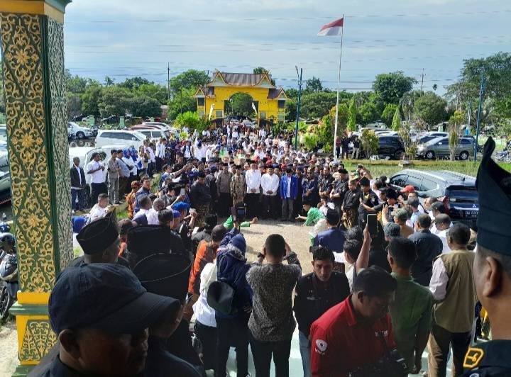 Sebelum ke LAMR dan KPUD Dumai, H Paisal-Sugiyarto Sholat Dhuha Bersama