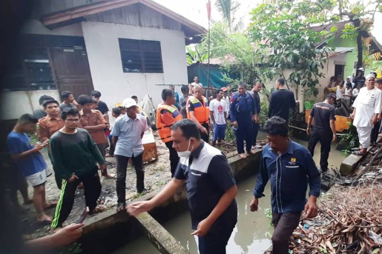 Terbawa Banjir Pintu Air Meranti, Kampung Baru, Balita DitemukanTewas