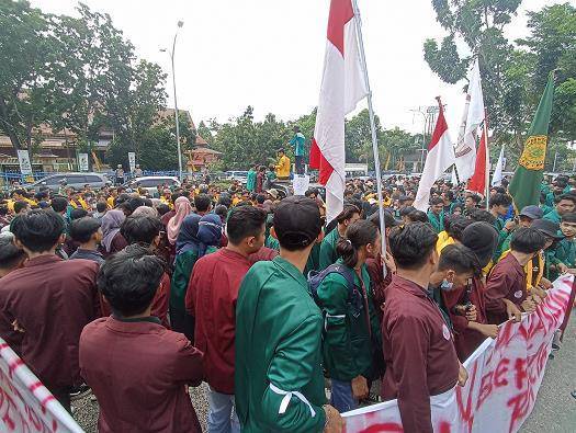 Kantor DPRD Riau Dikepung Ratusan Mahasiswa, Sampaikan Tiga Tuntutan