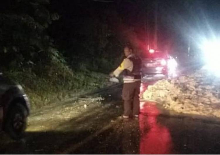 Longsor di Desa Merangin, Jalur Riau-Sumbar Buka Tutup