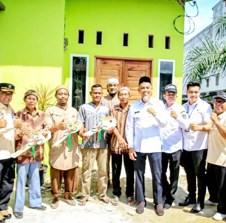 Serahkan Rumah Layak Huni, Walikota H Paisal: Hidupkan Nilai Agama di Dalamnya