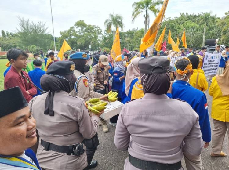 Bagi Buah-buahan ke Mahasiswa, Aksi Polwan Dumai Menuai Pujian