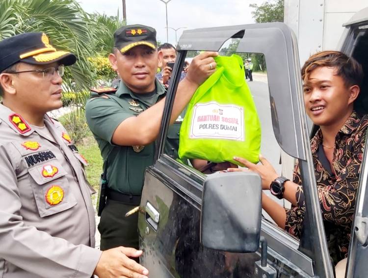 Kapolres dan Dandim 0320 Bagikan Paket Bansos di Depan Gedung DPRD Dumai