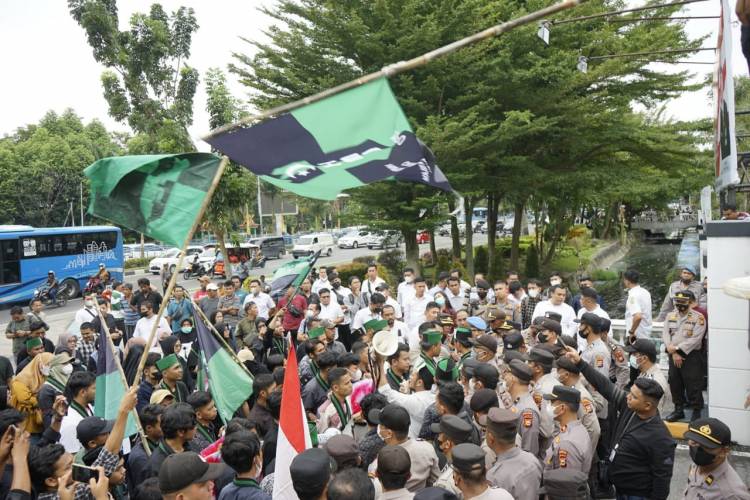 Bersama Mahasiswa Supir Truk di Pekanbaru Demo Tolak Kenaikan Harga BBM