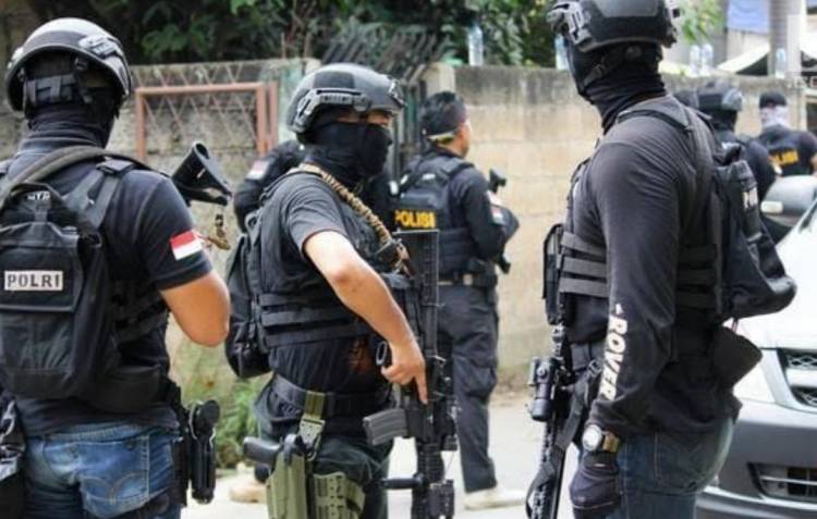 Operasi Densus 88 Amankan Terduga Teroris di Dumai