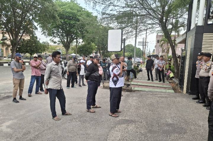 FAP Tekal Gelar Aksi Demo di Mapolres Dumai