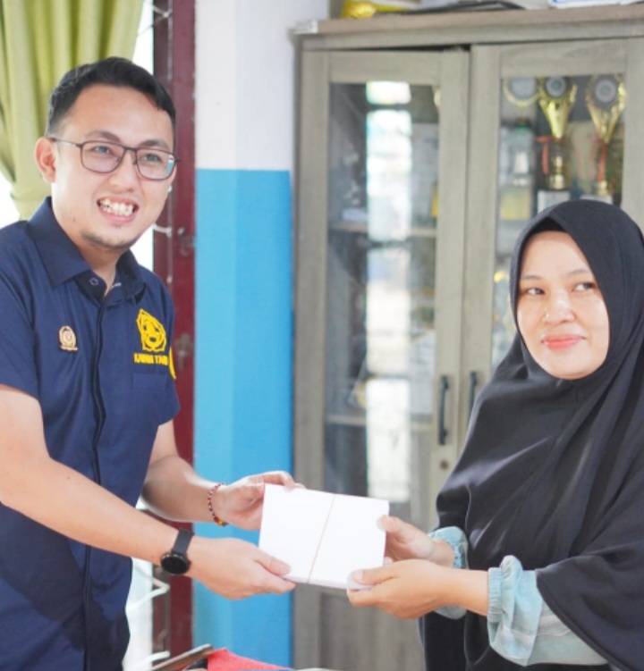 Kunjungi Panti Asuhan Do'a Ayah Ibu, Tjitra Moergha Dumai Serahkan Bantuan Sepatu