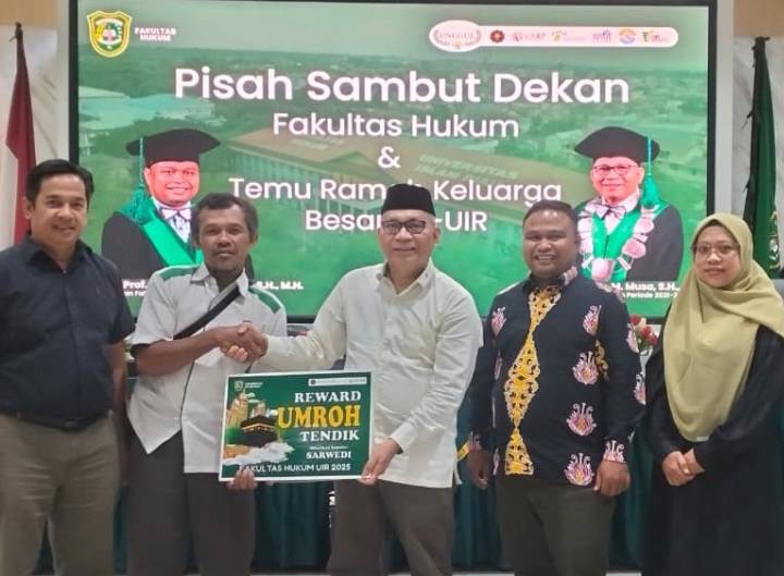 Mata Tenaga Kependidikan UIR Berkaca-kaca Terima Hadiah Umrah Fakultas Hukum