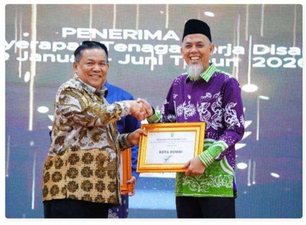 Walikota Dumai H Paisal Terima Penghargaan Investasi Terbesar Peringkat II se-Riau