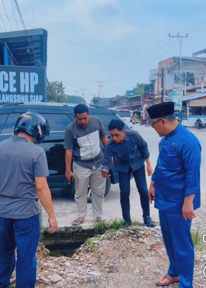 Tinjau Titik Banjir di Kota Dumai, Pemko Upayakan Aliran Drainase Berjalan Lancar&nbsp;
