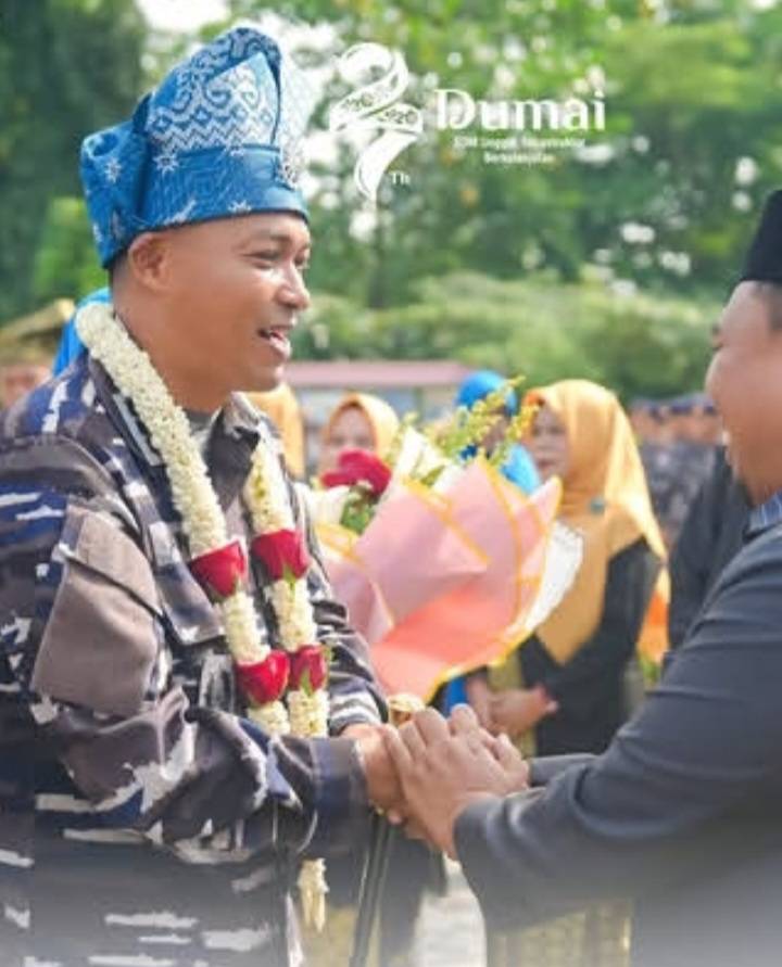 Danlanal Dumai Kolonel Agung Bagi Sembako Sambil Gandeng Tangan Rakyat