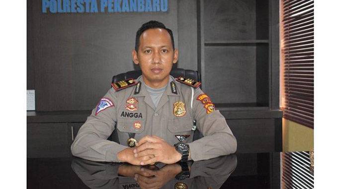 Anggota Sat Lantas Polresta Pekanbaru Selamatkan Lansia Pingsan di Jalan
