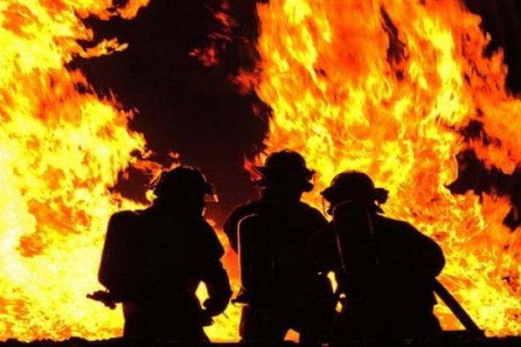6 Unit Mobil Damkar Diterjunkan Padamkan Kebakaran 16 Kios di Jalan Kaharuddin Nasution