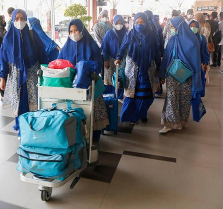 Rombongan Jamah Umroh "Dipalak" di Bandara SSK II Pekanbaru