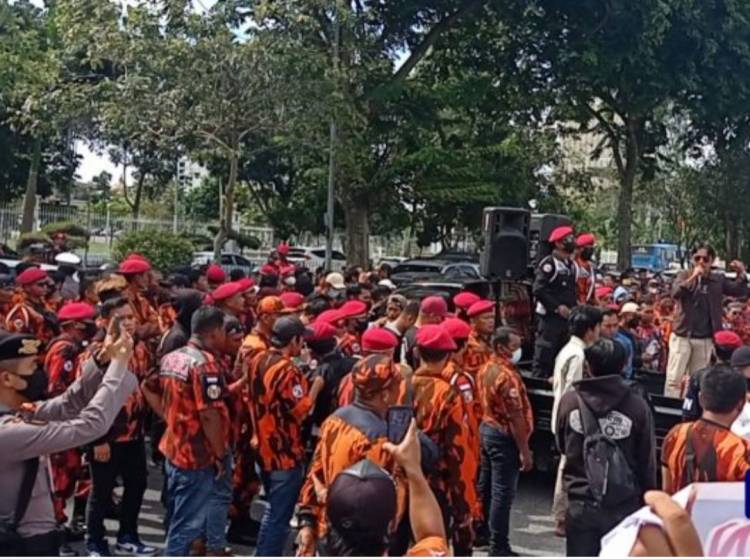 Terkait Dugaan Korupsi Gubri, Ratusan Massa Pemuda Pancasila Datangi Kejaksaan Tinggi