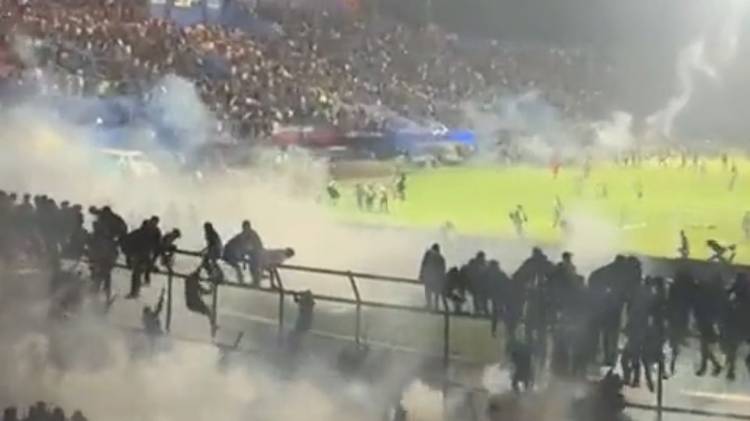 Pengamat, Penembakan Gas Air Mata di Stadion itu Tidak Dibenarkan
