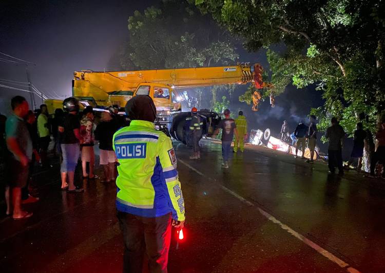Bus PT RAPP Masuk Jurang, 1 Orang Tewas Terjepit Body Bus, Belasan Lainnya Luka-luka