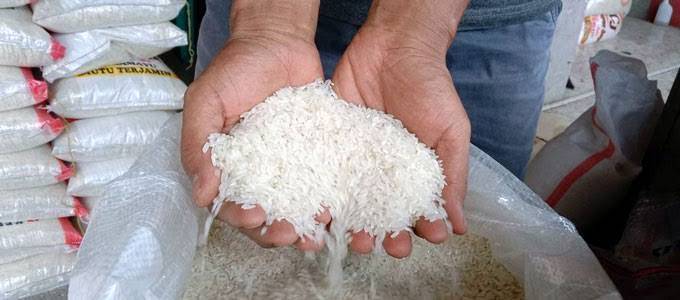 Heboh, Diduga Ada Beras Plastik Diperjualbelikan di Meranti