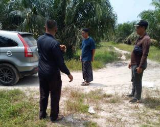 Heboh!!! Kapolsek Bunga Raya, Siak AKP Selamet Bawa Tersangka Korupsi ke Kebun Sawit, Ada Apa?