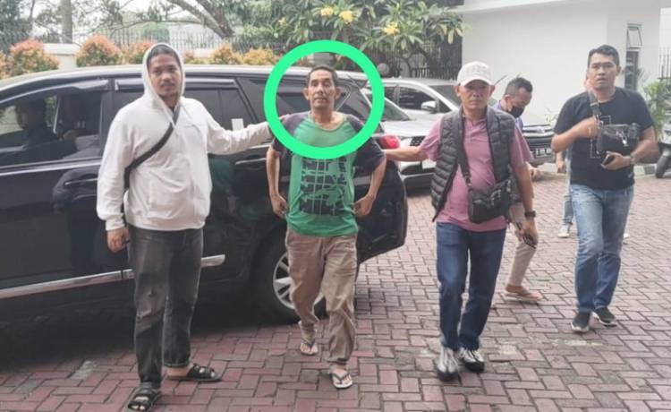 Tim Tabur Kejagung Tangkap Buronan Kejati Riau di Jakarta