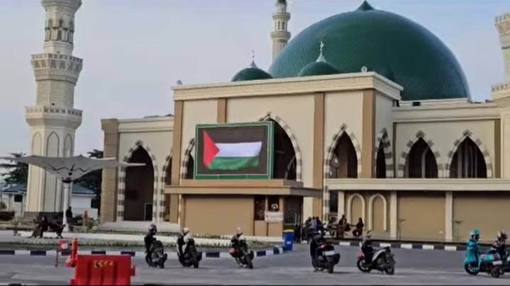 Bendera Palestina Berkibar di Masjid Dumai Islamic Center