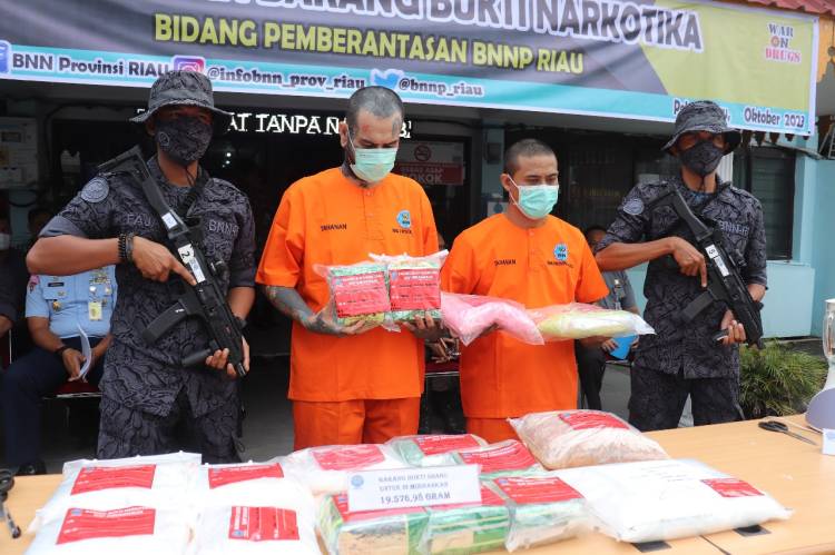 BNNP Riau Bongkar Sindikat Narkoba Internasional, Ribuan Butir Inek dan Sabu-sabu Diamankan Bandara SSK II Pekanbaru