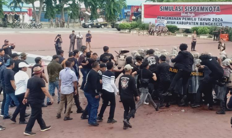 Rusuh, Anggota Polres Bengkalis Bubarkan Massa di Kantor KPU
