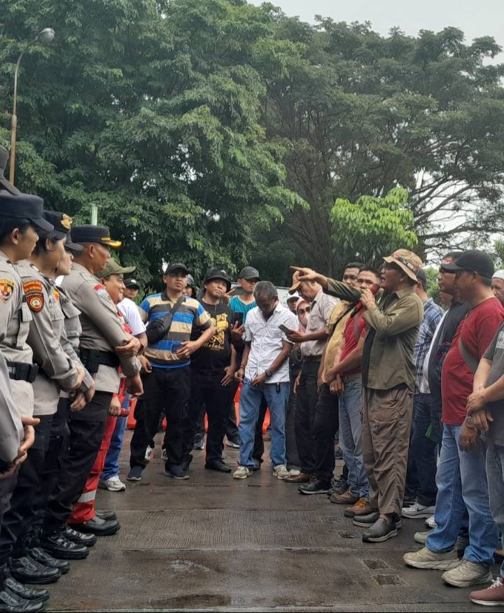 Sampaikan Tuntutan Aksi, Massa MPPS Blokir Gate I Kilang Pertamina Dumai