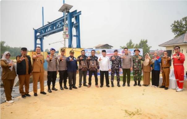 Wawako Dumai Resmikan EWS Pemantauan Tinggi Air dan Aksi Tanam Mangrove