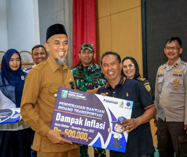 Walikota Dumai Serahkan Bantuan Kompensasi Kenaikan BBM