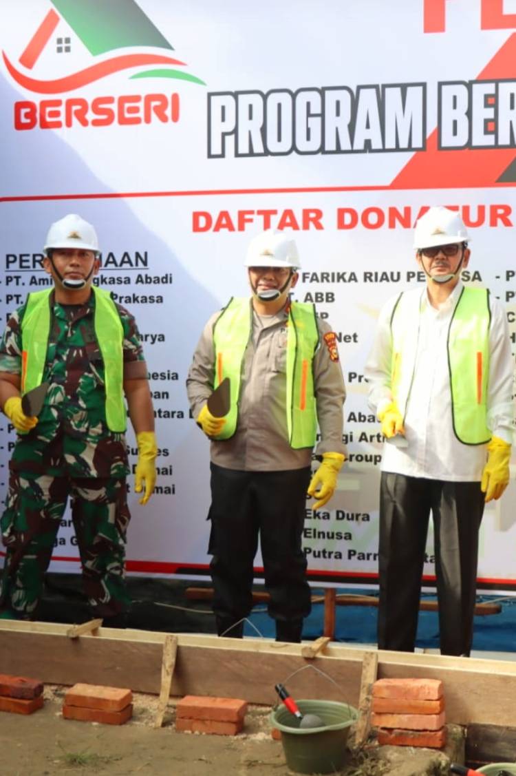 Kapolres Dumai AKBP Nurhadi Letakkan Batu Pertama Pembangunan Rumah Layak Huni