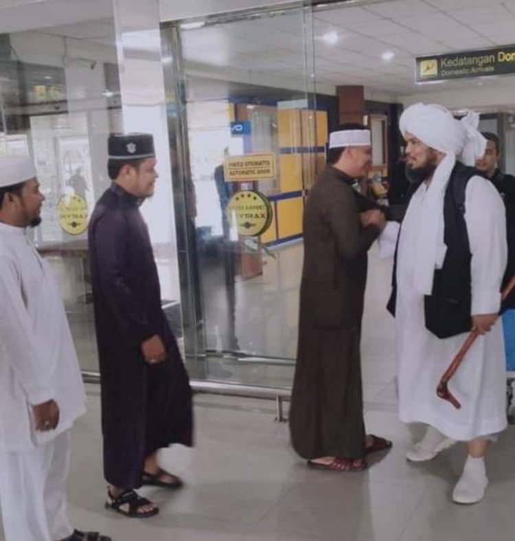 Malam Ini Tabligh Akbar di Dumai, Reza Pahlefi Jemput Ustad Derry Sulaiman di Bandara