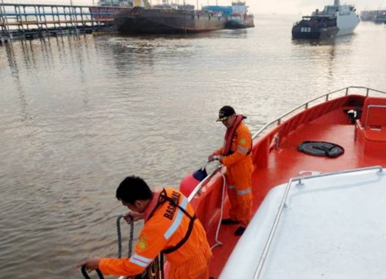 Perahu Dihantam Ombak, Suami Istri Warga Dumai Hilang di Laut