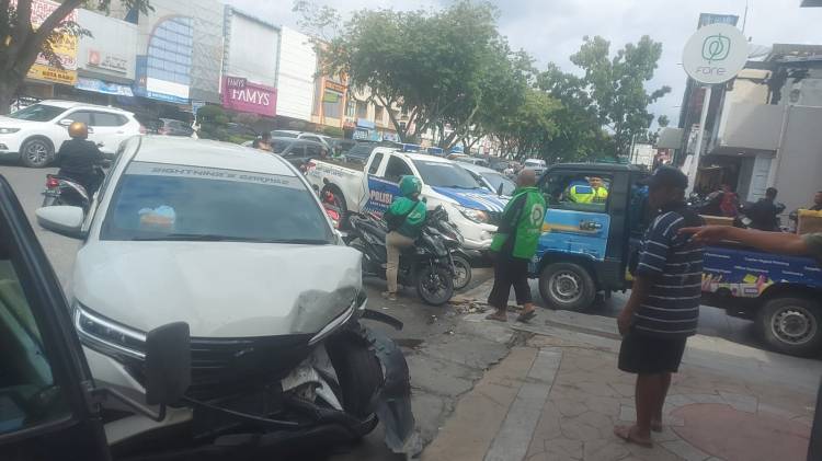 Sopir Mengantuk, Mobil Terios Tabrak Motor dan 6 Mobil Secara Beruntun di Pekanbaru