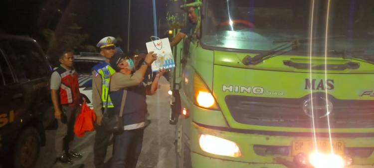 Meminimalisir Angka Kecelakaan di Tol Pekanbaru-Dumai, PJR Polda Riau Pasang Micro Sleep ke Kendaraan dan Bagi Ratusan Bingkisan Kepada Sopir