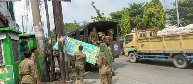 Menyalahi Aturan, Sejumlah Baleho, Spanduk Caleg dan Atribut Partai Dibongkar Satpol PP