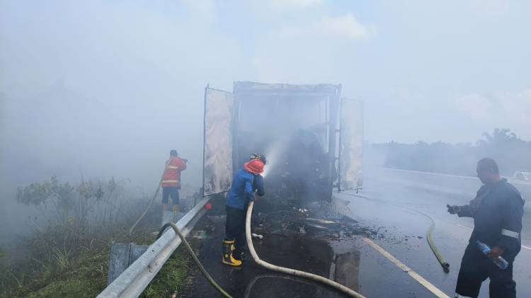 Truk Ekspedisi JNE Terbakar di Tol Pekanbaru-Dumai