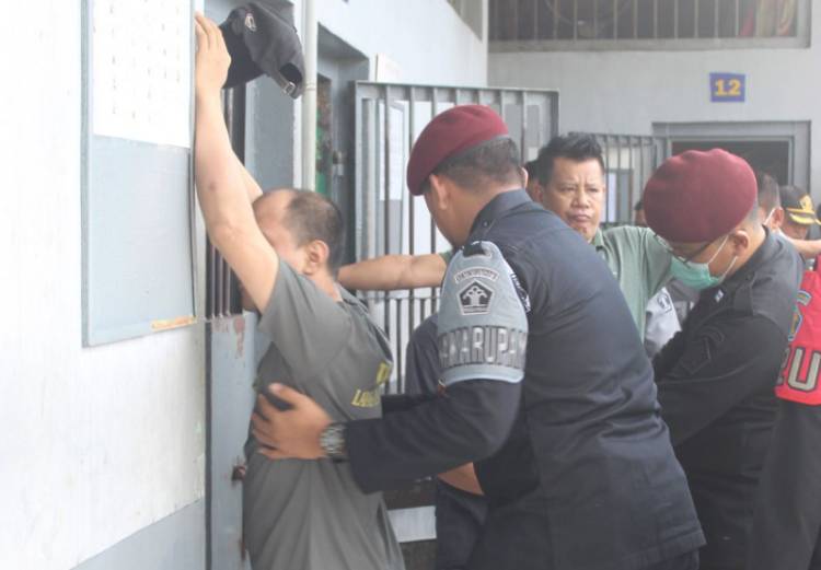 Petugas Bersenjata Laras Panjang Razia Dadakan Kamar dan Napi Lapas Bengkalis
