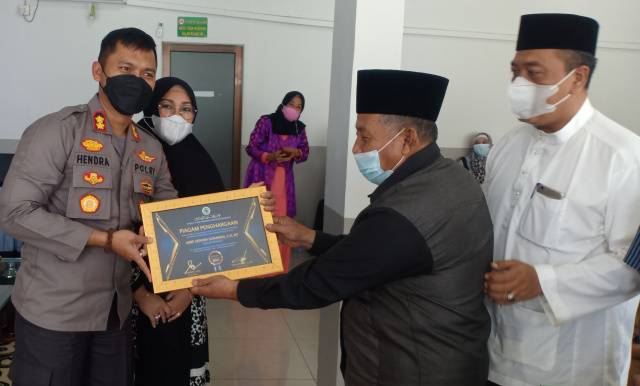 Kapolres Bengkalis AKBP Hendra Gunawan Terima Penghargaan