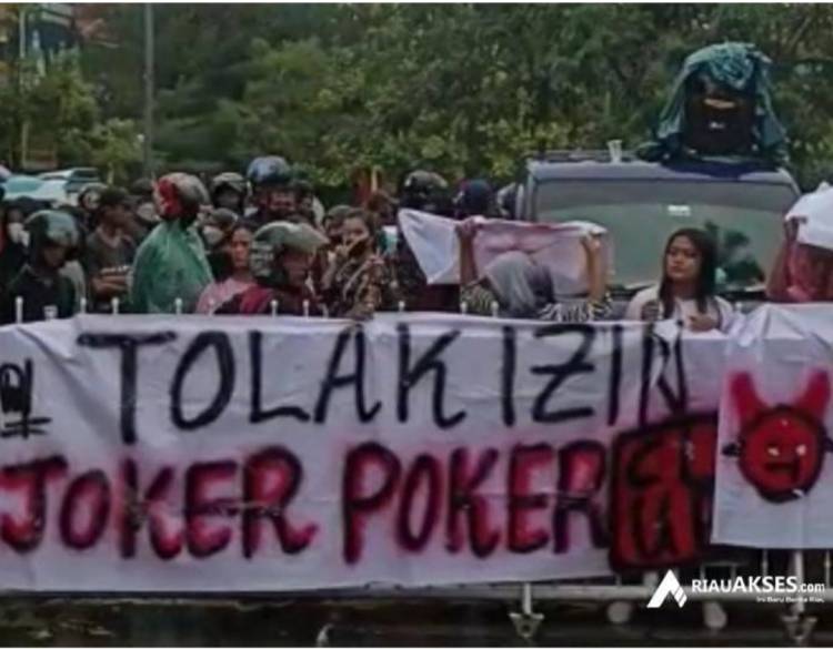 Tolak Kehadiran JP Pub & KTV, Ratusan Warga Demo Kantor DPMPTSP Pekanbaru