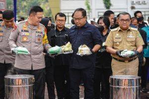 91  Kilogram Sabu-sabu dan 25 Kilogram Ganja Dimusnahkan di Mapolda Riau