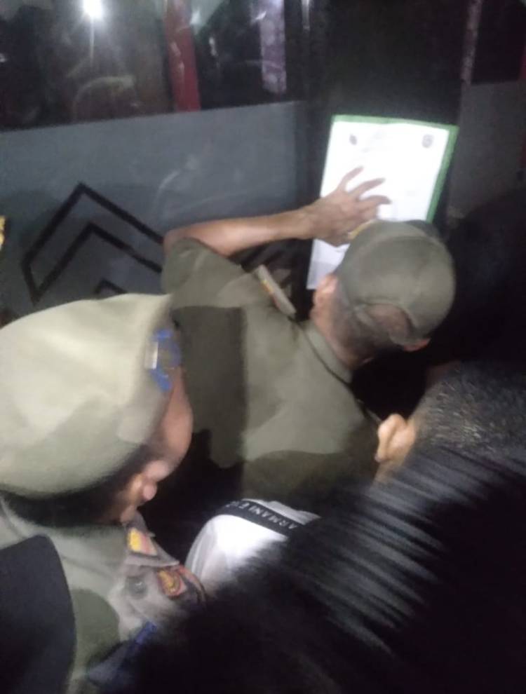 Satpol PP Pekanbaru Akhirnya Segel Joker Poker Pub & KTV