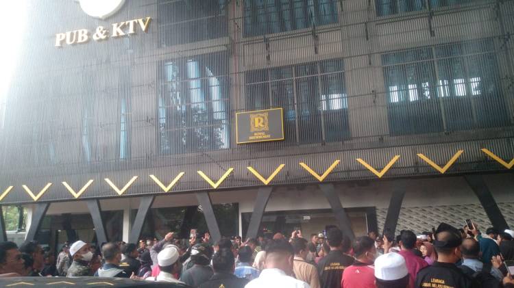 Gelar Aksi Demonstrasi, Massa Desak Tutup KTV Joker Poker