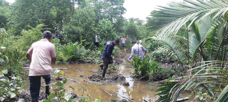 Kasus Jual Beli HPT Mangrove Desa Sederak, Istri Ahuat Diperiksa Kejari Bengkalis