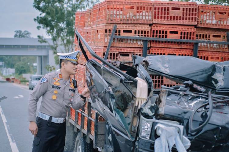 Mobil Pick Up Bawa Ayam Potong Remuk Setelah Nabrak Truk Tronton