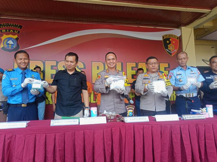 Enam Sindikat Jaringan Narkoba Antar Provinsi Disergap Buser Polresta Pekanbaru, 3,5 Kg Sabu dan Ribuan Butir Inek Diamankan di Bandara SSK II