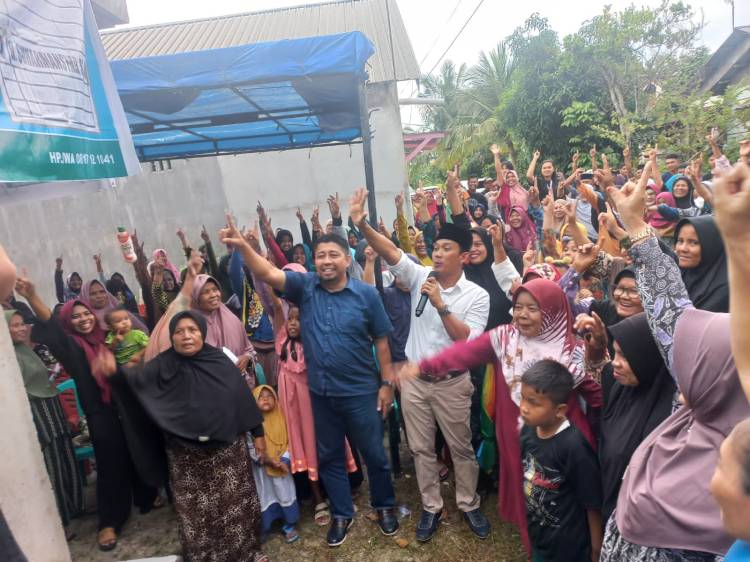 Ratusan Emak-emak di Jalan Manunggal Tuah Madani Satukan Suara Dukung H Suharmansyah SH MH di Pileg 2024